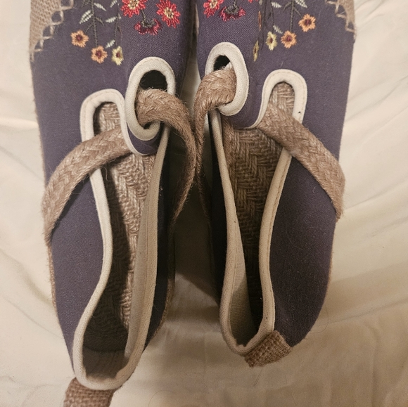 Slip on canvas embroidered shoes size 40 (8.5) - Picture 4 of 4